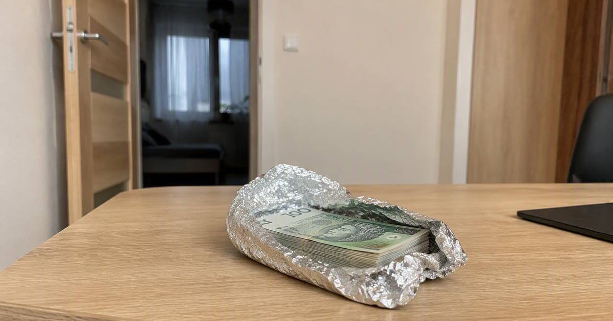 Owijanie banknotów folią aluminiową — kiedy pomaga, a kiedy niszczy pieniądze
