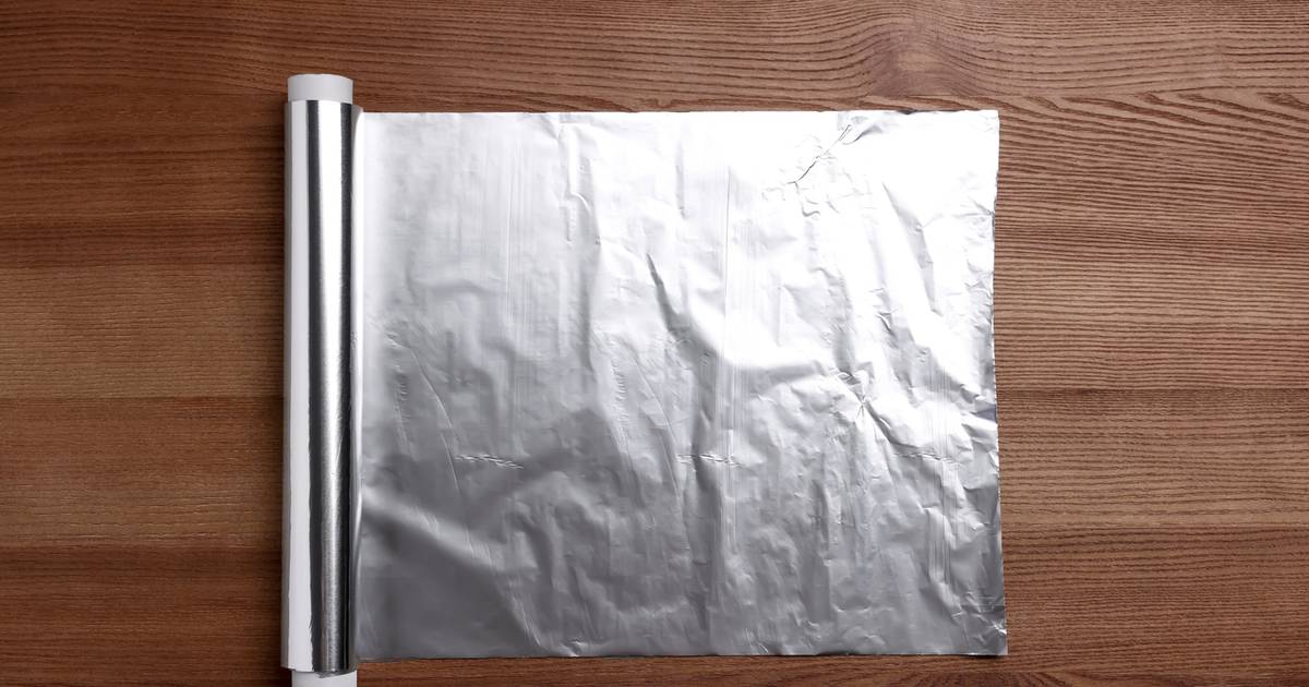 Folia aluminiowa pod telewizorem — ochrona przed kurzem, ale nie poprawa obrazu